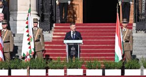 Hungría celebra su nuevo patriotismo democrático y busca reordenar su relación con la UE