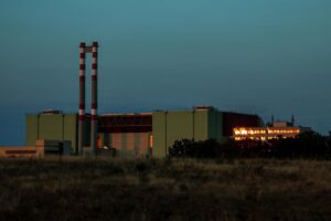 Hungría hunde dos enormes barcazas en el Danubio para evitar un nuevo apagón de la central de Paks