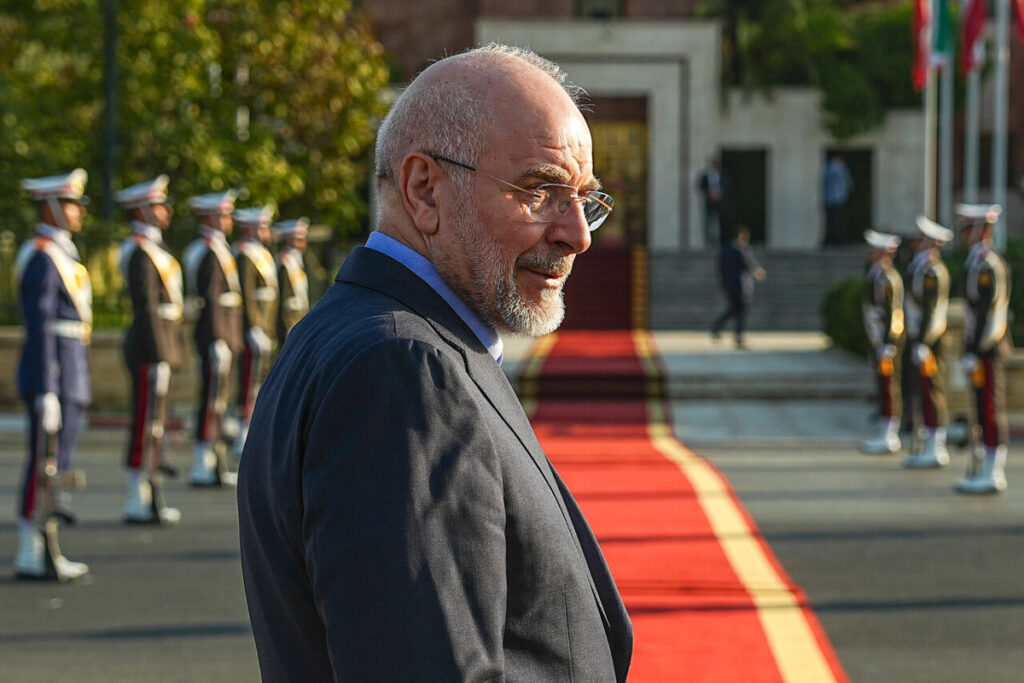 Irán asegura que EEUU busca una "salida digna" de la región