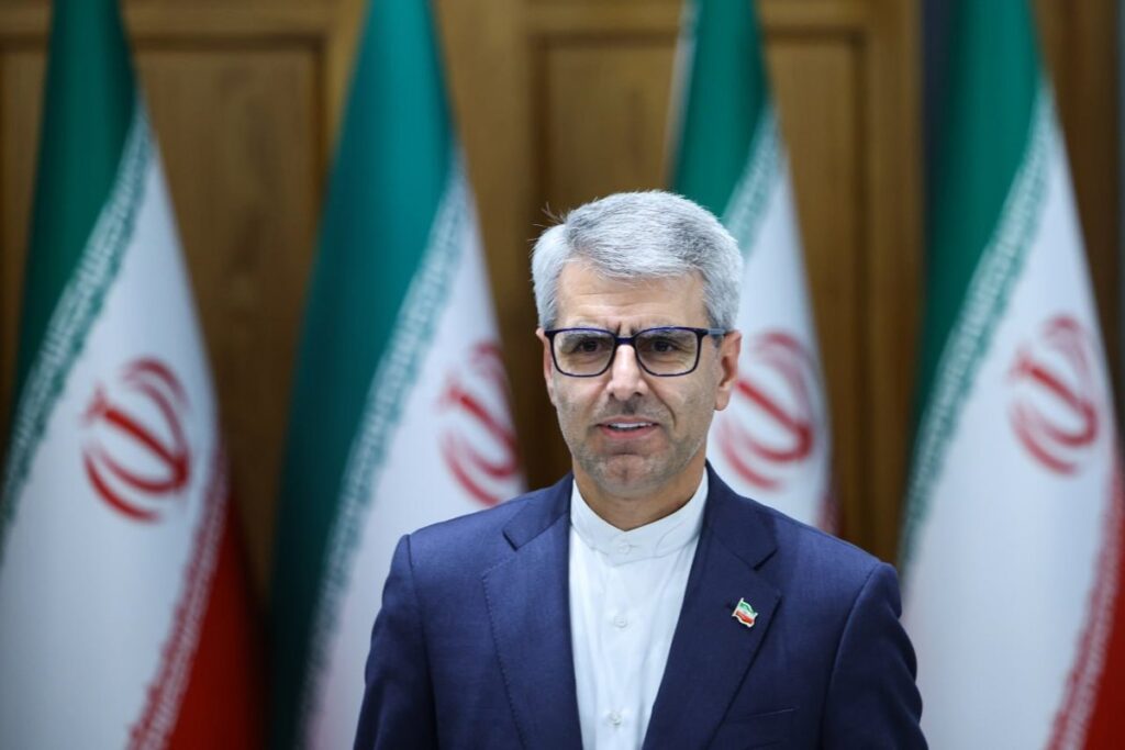 Irán critica la "injustificable" expulsión del agregado cultural iraní en Francia