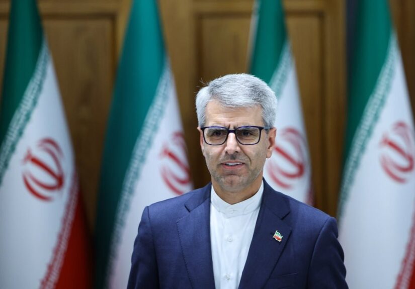 Irán critica la "injustificable" expulsión del agregado cultural iraní en Francia