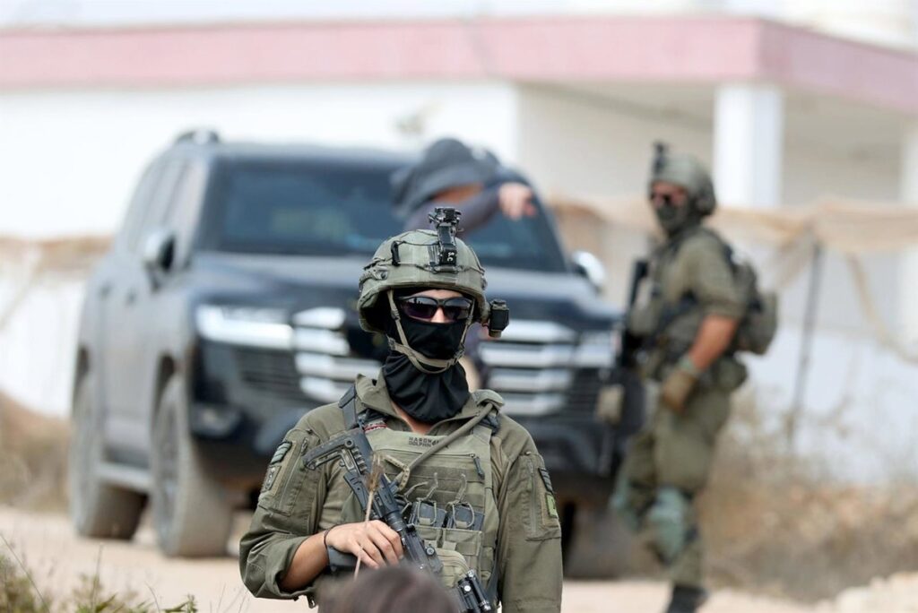 Israel sanciona a cinco militares por desnudar y atar vendado a una barra de madera a un preso palestino