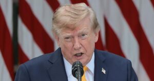 La Corte Suprema de EE.UU. respalda la orden de Trump de restringir el voto por correo