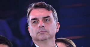 La campaña de Flavio Bolsonaro sigue de bache en bache a dos meses de las elecciones en Brasil