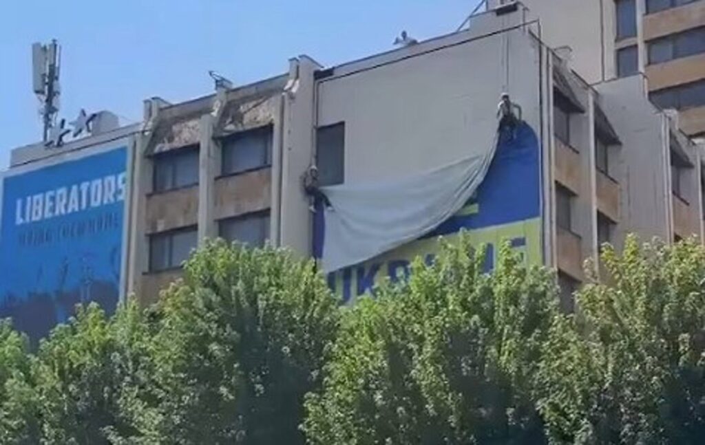 La capital de Kosovo retira símbolos de apoyo a Ucrania tras la negativa de Zelenski a reconocer su independencia