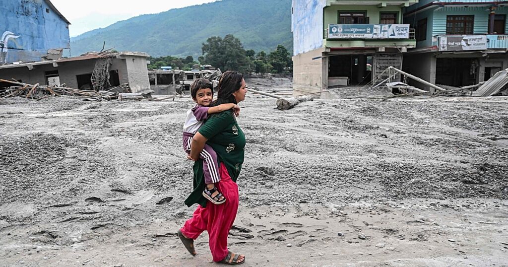 La riada del Himalaya deja 93.000 afectados y comunidades enteras aisladas entre las montañas