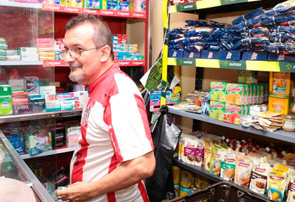 La tienda de barrio continúa como el termómetro del consumo esencial en Colombia