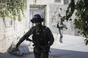 Las fuerzas de Israel detienen al ministro palestino para Asuntos de Jerusalén durante una redada