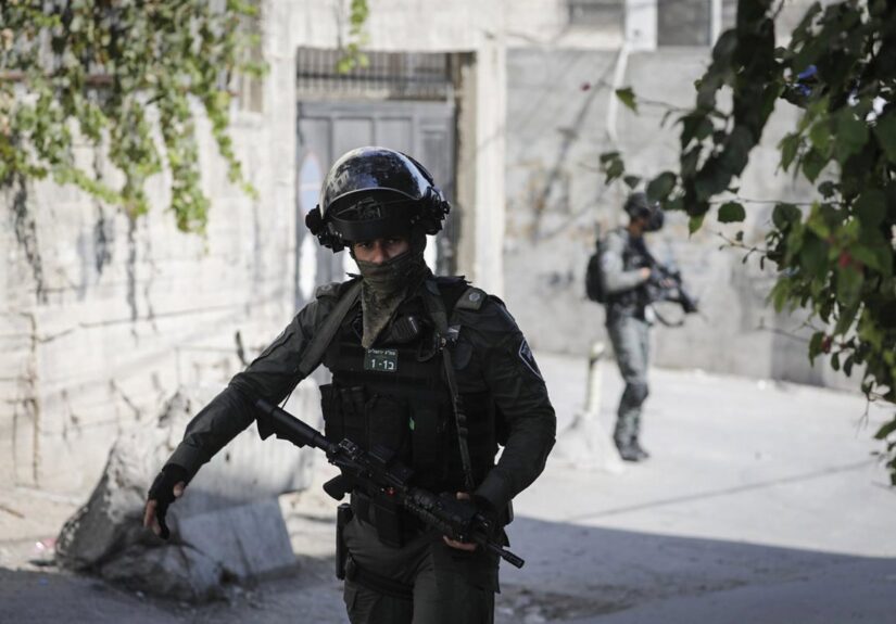 Las fuerzas de Israel detienen al ministro palestino para Asuntos de Jerusalén durante una redada