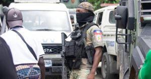 Las pandillas de Haití amenazan con matar a más de 50 rehenes si persiste la ofensiva policial