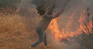 Los incendios de Grecia se intensifican y se acercan cada vez más hacia Atenas