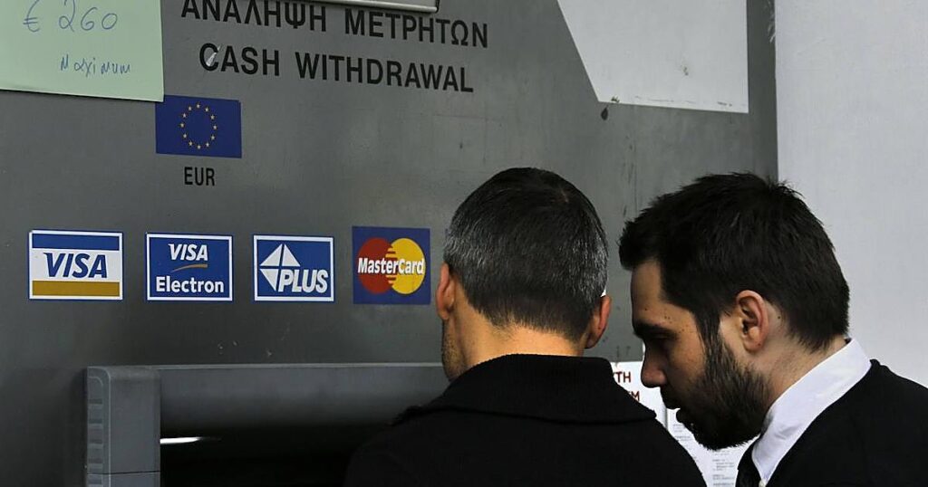 Los rusos retiran su dinero del banco por miedo a que el Kremlin lo confisque para financiar la guerra