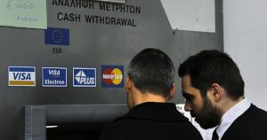 Los rusos retiran su dinero del banco por miedo a que el Kremlin lo confisque para financiar la guerra