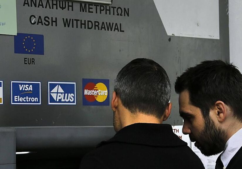 Los rusos retiran su dinero del banco por miedo a que el Kremlin lo confisque para financiar la guerra