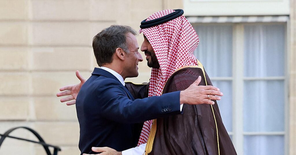 Macron y el Príncipe heredero Bin Salman debaten en París rutas alternativas al estrecho de Ormuz