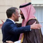 Macron y el Príncipe heredero Bin Salman debaten en París rutas alternativas al estrecho de Ormuz