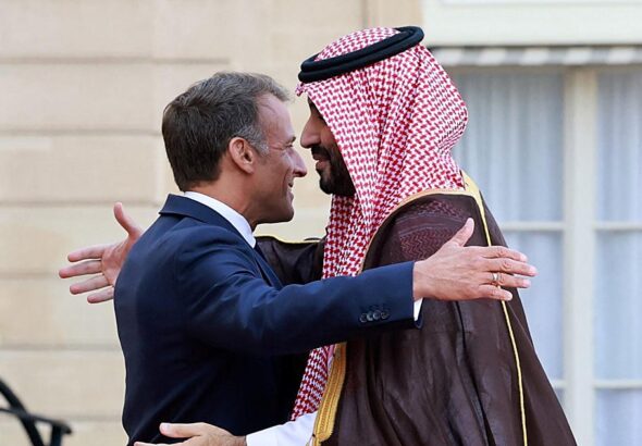 Macron y el Príncipe heredero Bin Salman debaten en París rutas alternativas al estrecho de Ormuz