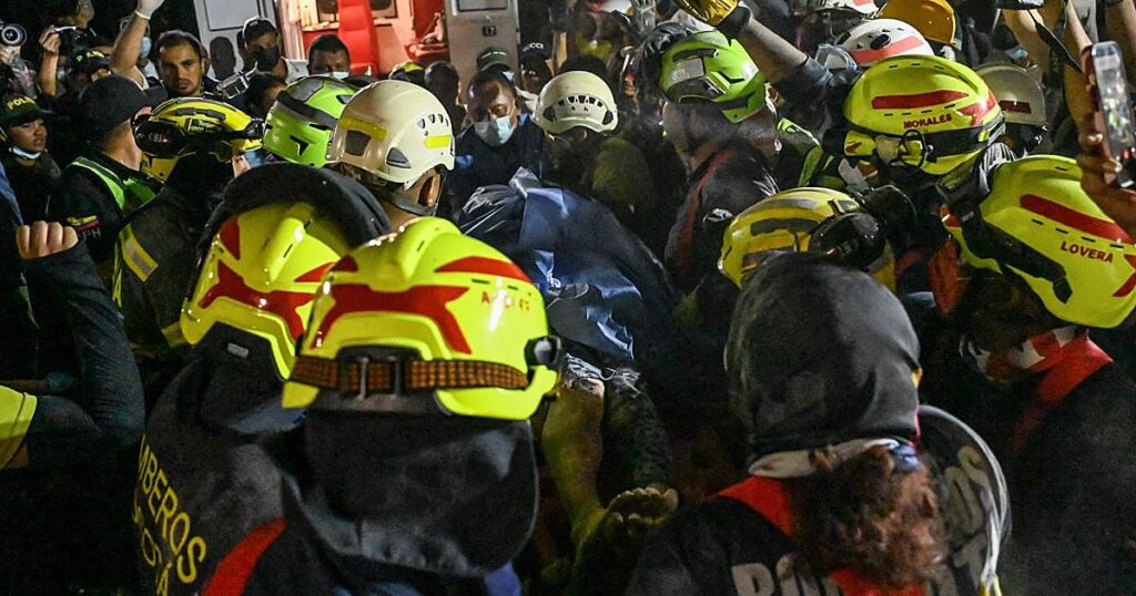 Muere una mujer que había sido rescatada con vida tras 36 horas bajo escombros en Colombia