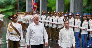 Petro se despide de la presidencia de Colombia con un peregrinaje a una Cuba en ruinas