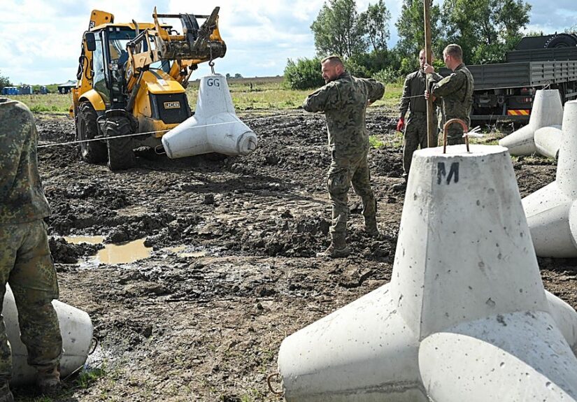 Polonia blinda su frontera oriental con 300.000 erizos de hormigón armado