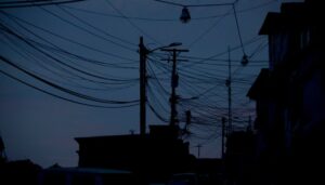 Racionamiento eléctrico paraliza la economía de Venezuela y empresas pierden casi la mitad de sus horas operativas
