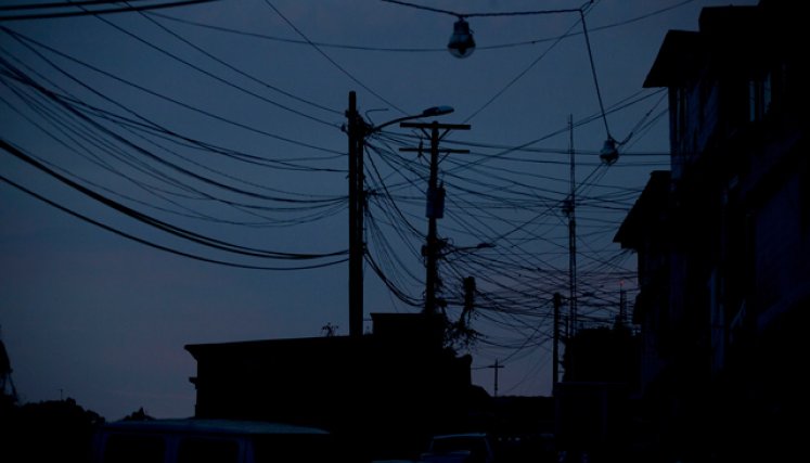 Racionamiento eléctrico paraliza la economía de Venezuela y empresas pierden casi la mitad de sus horas operativas