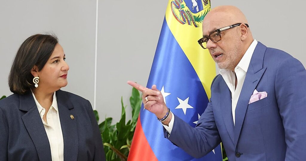 Sin luz ni taquígrafos en la primera reunión entre el chavismo y la oposición de Venezuela
