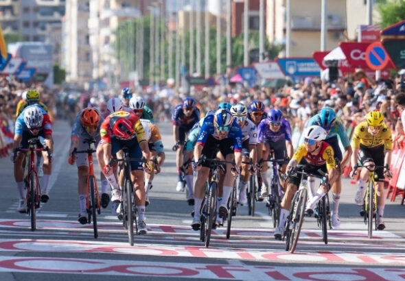 Tadej Pogacar sufrió una fuerte caída y abandonó La Vuelta a España; Bryan Coquard ganó la octava etapa
