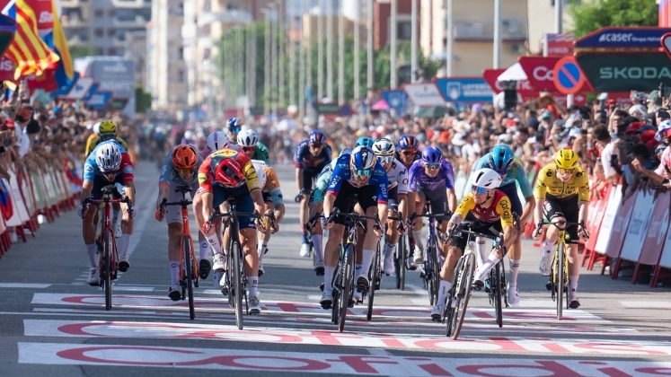 Tadej Pogacar sufrió una fuerte caída y abandonó La Vuelta a España; Bryan Coquard ganó la octava etapa