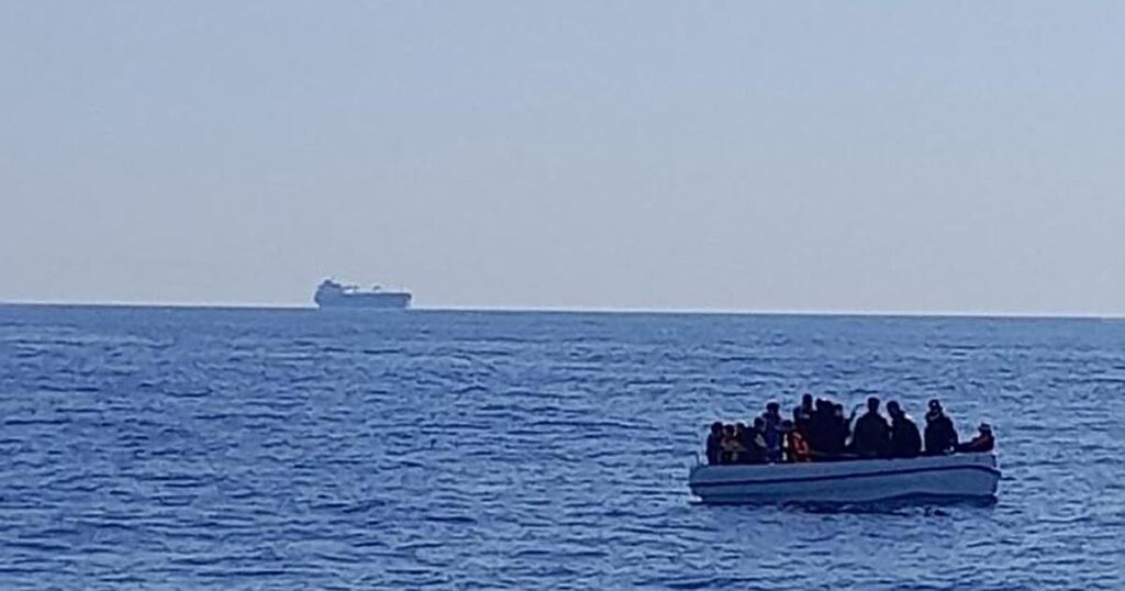 Trece desaparecidos tras el naufragio de una embarcación con inmigrantes de Túnez que se dirigía a Italia