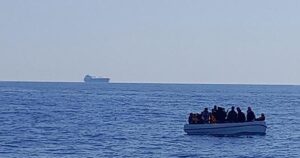Trece desaparecidos tras el naufragio de una embarcación con inmigrantes de Túnez que se dirigía a Italia
