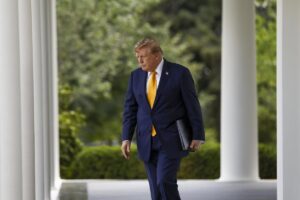 Trump afirma que el paso de Ormuz está libre de minas y advierte a Irán de ataques si vuelve a colocarlas