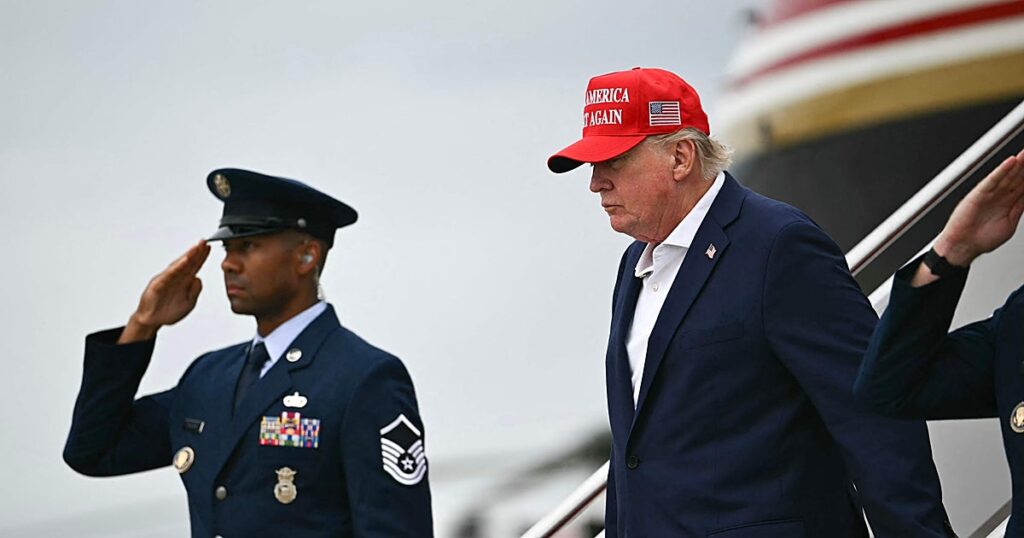 Trump amenaza con bombardear a Omán por ultimar un acuerdo con Irán para reabrir Ormuz