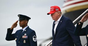 Trump amenaza con bombardear a Omán por ultimar un acuerdo con Irán para reabrir Ormuz