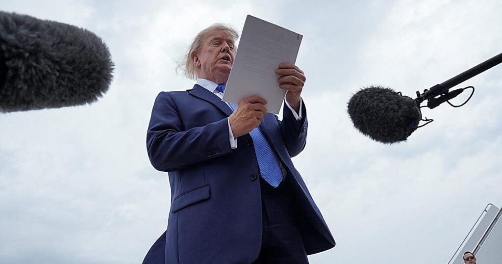 Trump anuncia un «Día D económico» contra Irán y amenaza con «enormes consecuencias» a quienes le den apoyo financiero