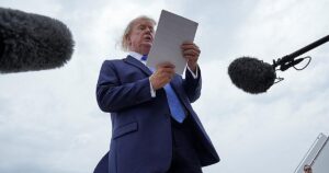 Trump anuncia un «Día D económico» contra Irán y amenaza con «enormes consecuencias» a quienes le den apoyo financiero