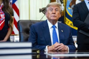 Trump asegura que "muy pronto" declarará el estrecho de Ormuz territorio de EEUU