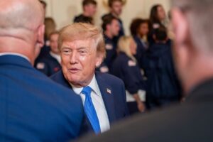 Trump dice que ya solo negocia "a medias" con Irán mientras espera a que Teherán se desgaste por las sanciones