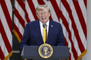 Trump firma una orden para cambiar el nombre del lago Ontario por lago América