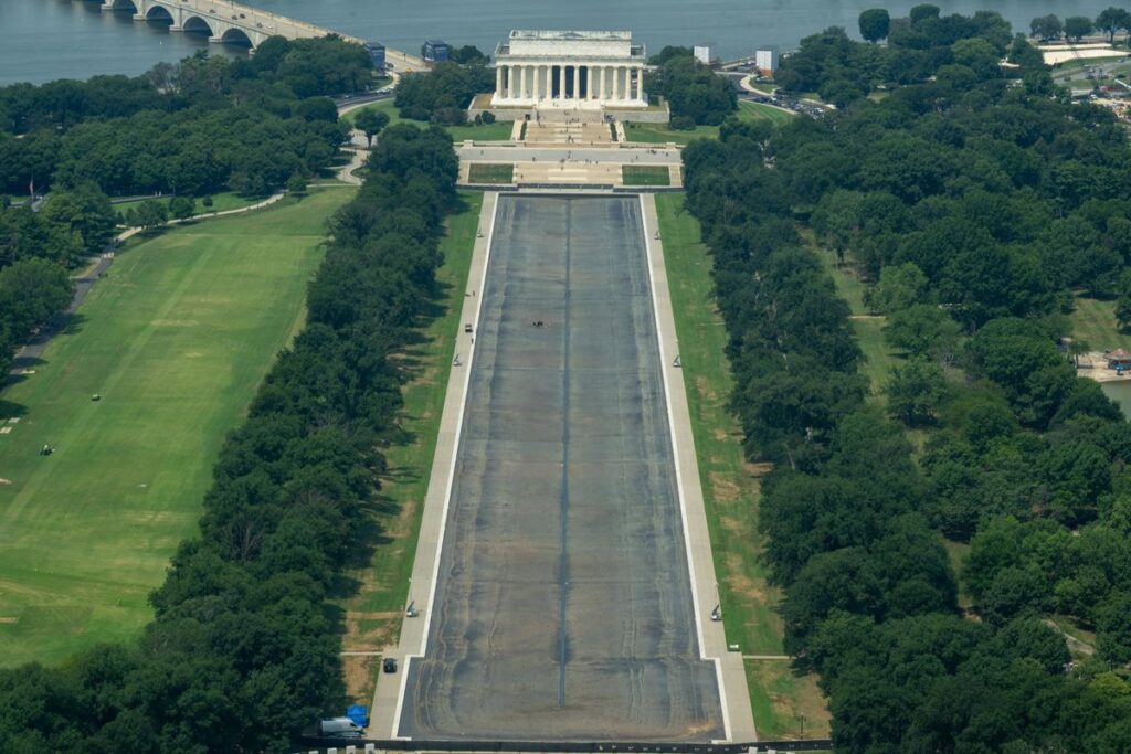 Trump ignora a su fiscal y achaca a "vándalos" los daños en el estanque del Monumento a Lincoln