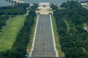 Trump ignora a su fiscal y achaca a "vándalos" los daños en el estanque del Monumento a Lincoln