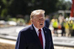 Trump niega que su "guerra económica" contra Irán implique opciones militares "limitadas"