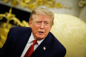 Trump publica una imagen en la que declara el estrecho de Ormuz como "nuevo territorio" de EEUU