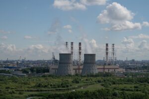 Ucrania confirma ataques contra refinerías rusas en Saratov y Yudinovo y a base militar Engels