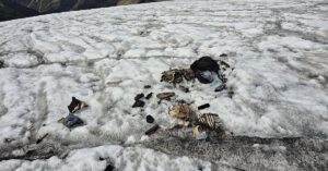 Un alpinista recupera su equipo perdido tras caer en la grieta de un glaciar hace 63 años