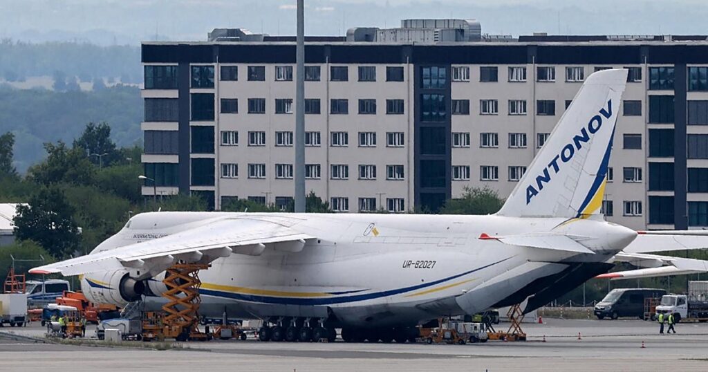 Un avión choca con un objeto no identificado en Alemania y el aeropuerto de Leipzig desactiva un dron explosivo