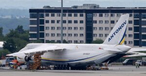 Un avión choca con un objeto no identificado en Alemania y el aeropuerto de Leipzig desactiva un dron explosivo
