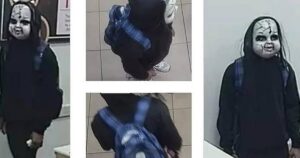 Un hombre con una máscara de Chucky aterroriza a la población en Filadelfia