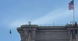 Un hombre desnudo salta desde el puente de Brooklyn y sobrevive gracias a su mochila