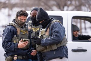 Un juez rechaza la petición de extradición de Minnesota del agente de ICE detenido en Texas que disparó a un migrante